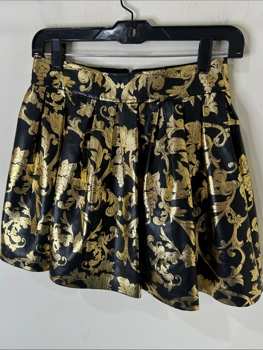 ALICE + OLiVIA Fizer Faux Leather Gold and Black Skirt Size 2